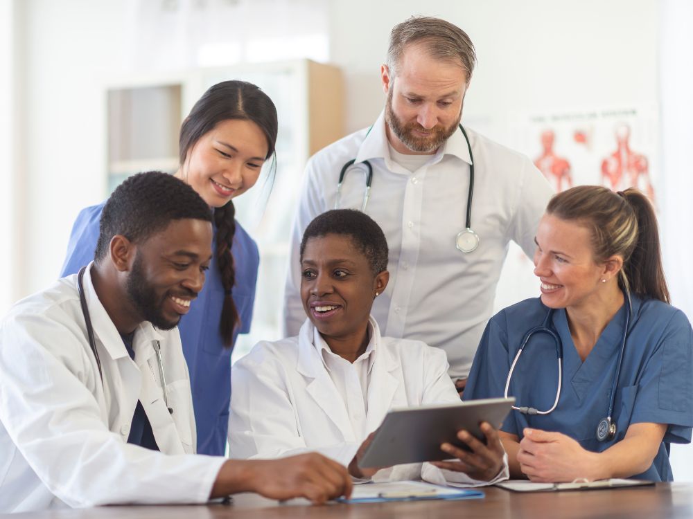 Equipe de médicos analisando informações clínicas em conjunto, ilustrando o que é CRM na medicina, com registro profissional, ética médica e atuação regulamentada.
